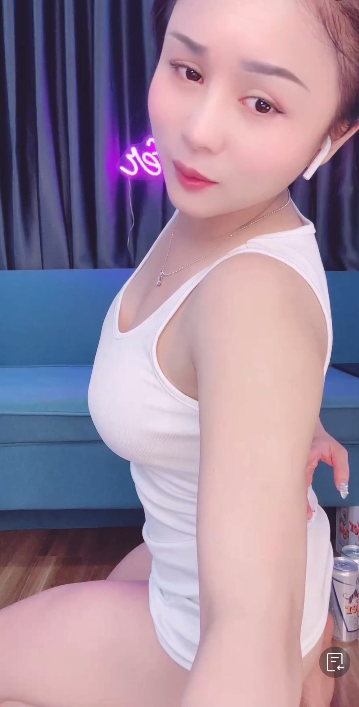 Gái xinh mông to lồn múp khoe hàng dâm đãng kích thích